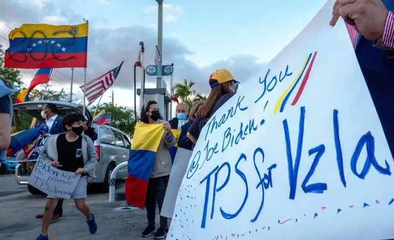 Senadores piden a Biden extender el TPS a los venezolanos 