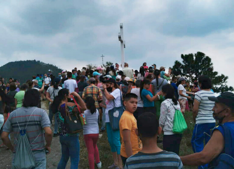 Rubienses transitaron el camino de la cruz