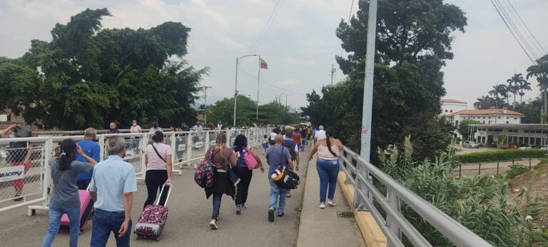 Nutrido el paso por el puente Simón Bolívar