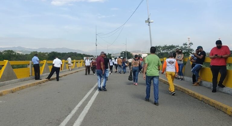 Concurrido el puente Simón Bolívar este 6A