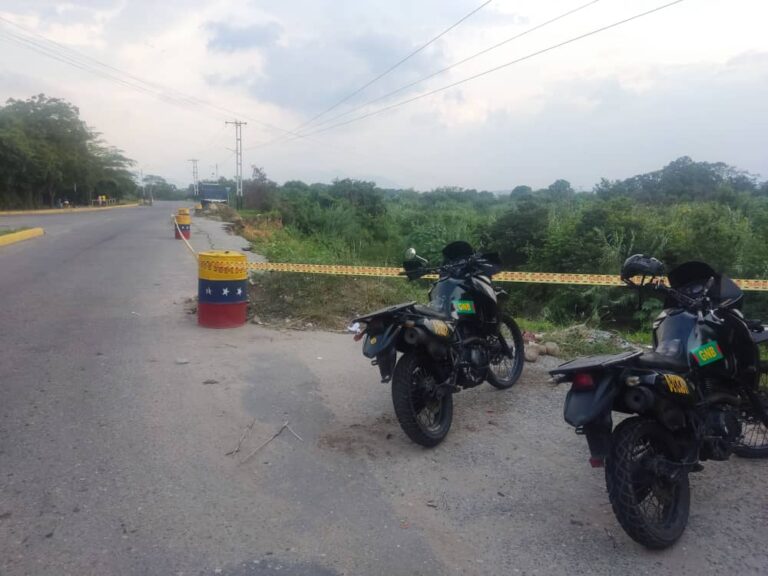Recuperan los toneles que cayeron a quebrada La Capacha en Bolívar