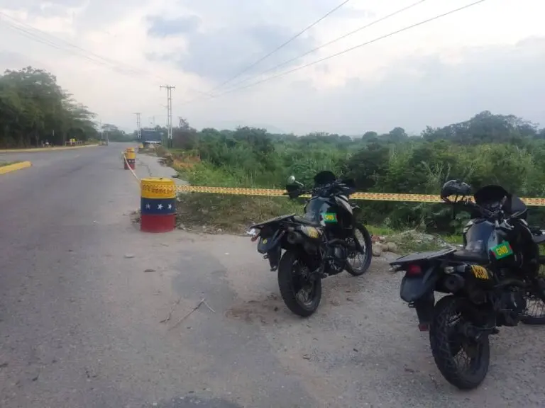Recuperan los toneles que cayeron a quebrada La Capacha en Bolívar