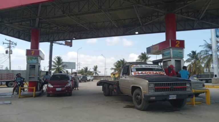 Una Tucacas solitaria y con gasolina espera a los turistas