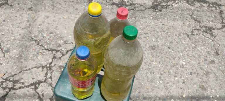 De la venta de gasolina “colombiche” viven decenas de familias fronterizas