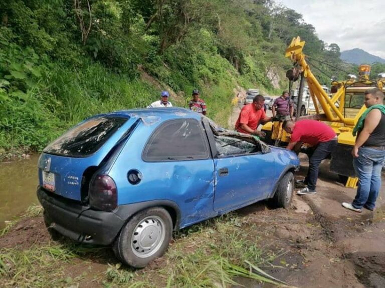 Continuos accidentes se registran por una arteria vial inundada