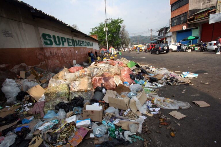 Convierten en basurero calle cercana al Terminal