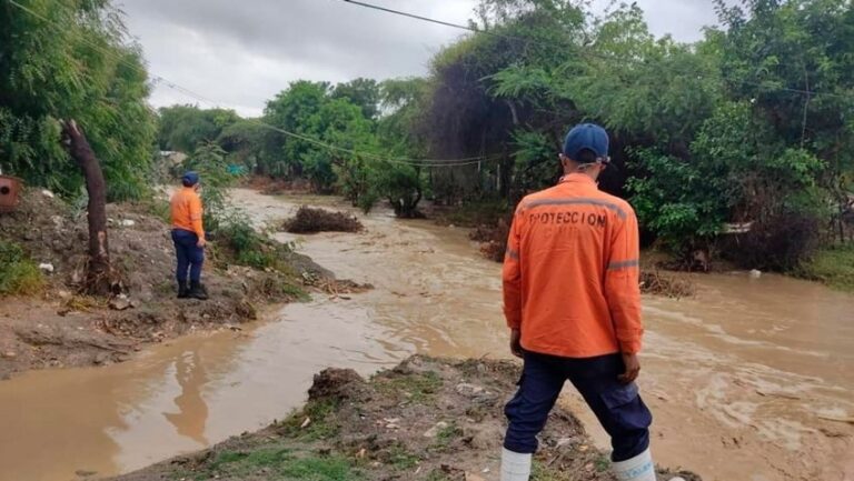 Desplegados organismos de seguridad por fuerte aguacero