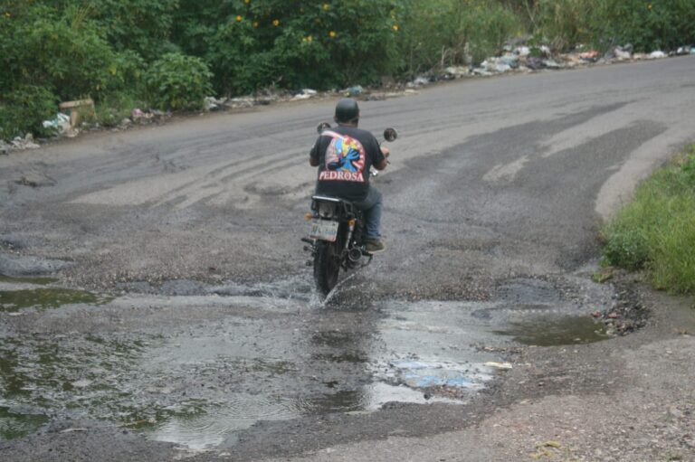 Sigue en padecimiento Las Lomas por lamentable estado de la vialidad