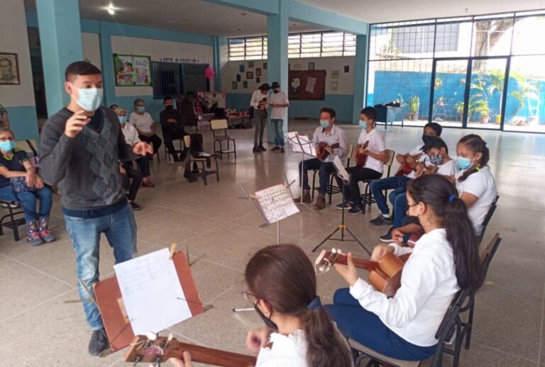 Homenaje a San Cristóbal de la Escuela Nacionalista de Formación Musical Popular