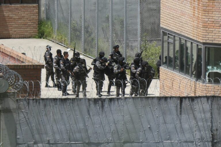 Militares se movilizan ante amenaza de nuevo amotinamiento carcelario en Ecuador