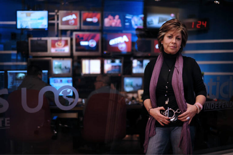 Periodista colombiana es intimidada con auto fúnebre