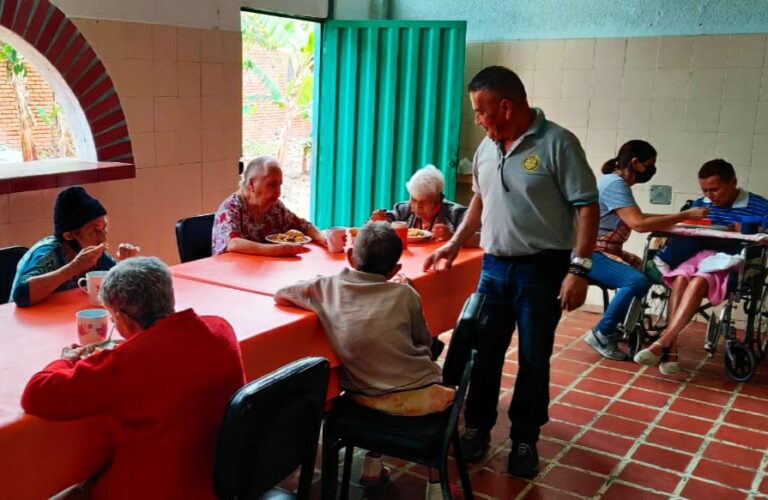 Muestra de afecto para ancianos en Junín