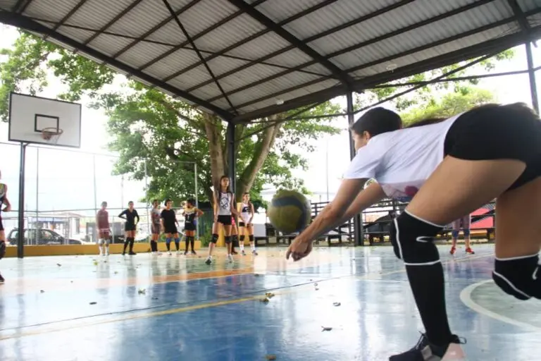 Los ases del voleibol se forman en la cancha del barrio Libertador
