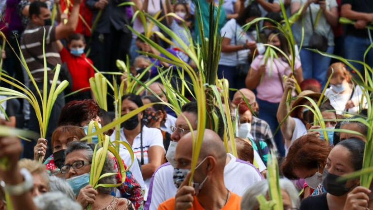 Los “palmeros” venezolanos bajan de la montaña para el Domingo de Ramos