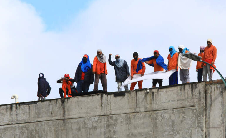 Enfrentamientos en una cárcel de Ecuador dejó 20 presos muertos y 10 heridos