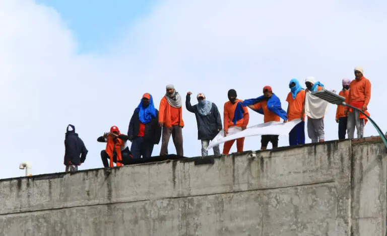 Enfrentamientos en una cárcel de Ecuador dejó 20 presos muertos y 10 heridos