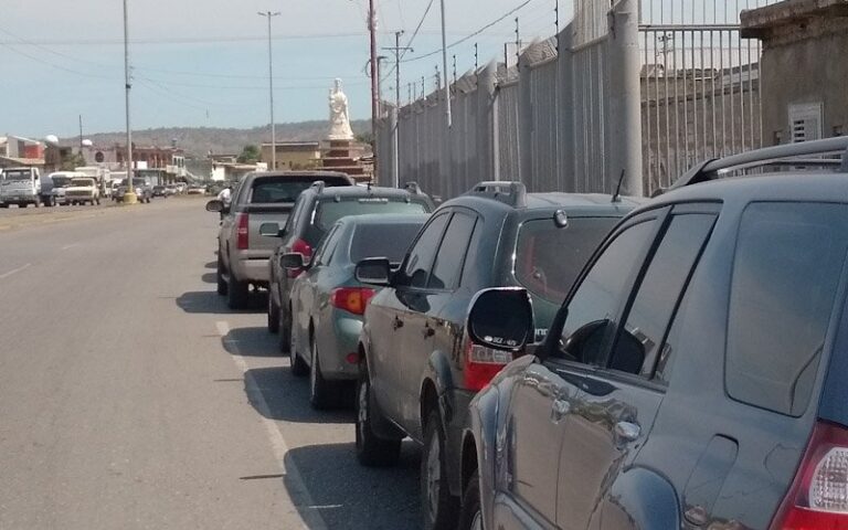 Colas en Barcelona para surtir gasolina
