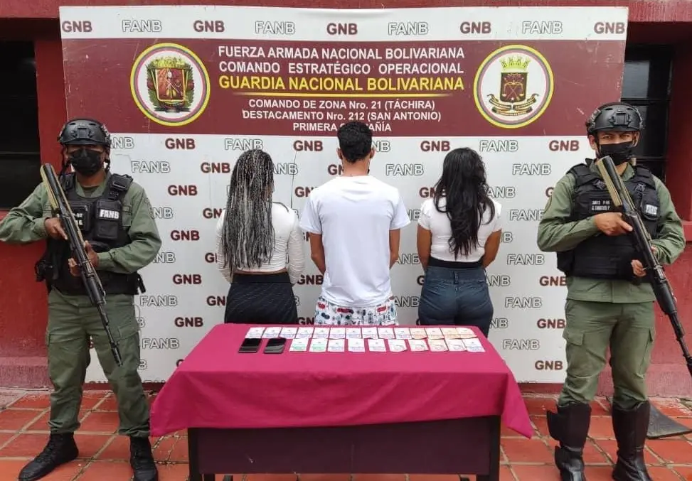 Las personas detenidas que integrarían una banda criminal.