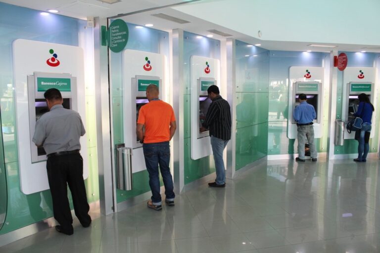 Banesco aumentó los límites para el retiro de efectivo por cajeros automáticos