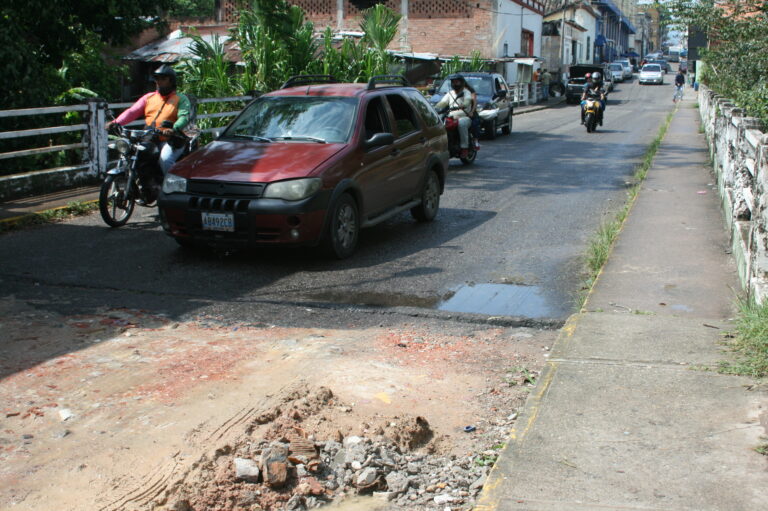 Desidia, basura y mucha maleza se instalaron en puente Niquitao