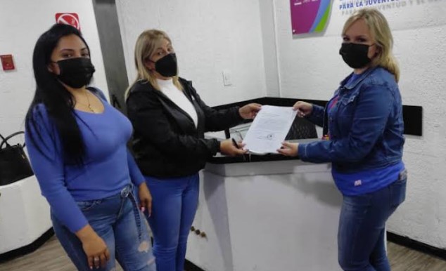 La alcaldesa Nubia Criollo entrega la solicitud.