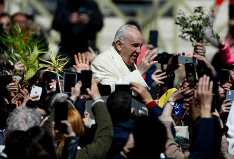 El papa pide una “tregua de Pascua” en Ucrania y ruega por Perú