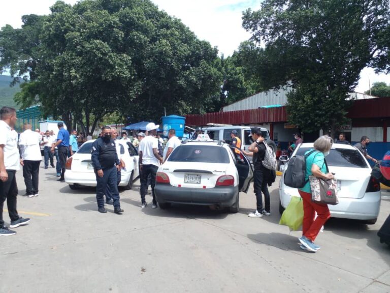 15 vehículos informales fueron trasladados al terminal al intentar salir de la frontera con pasajeros