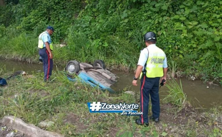 Perdió el control del vehículo y casi termina ahogado en la autopista tramo Colón
