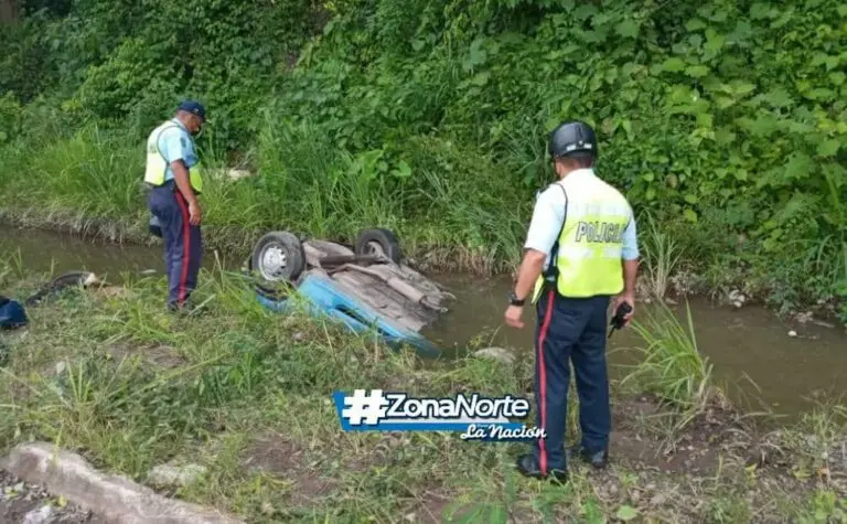 Perdió el control del vehículo y casi termina ahogado en la autopista tramo Colón