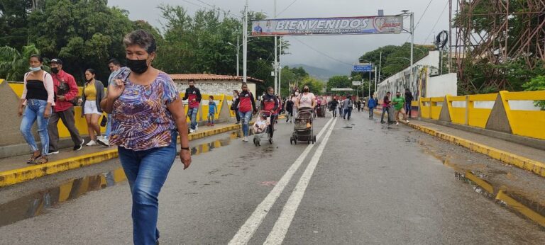 Nutrido el puente Simón Bolívar este 19A