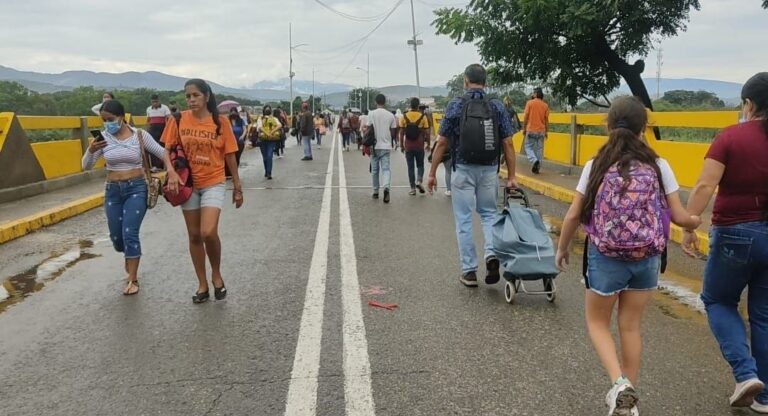 El tránsito no se detiene sobre el paso formal
