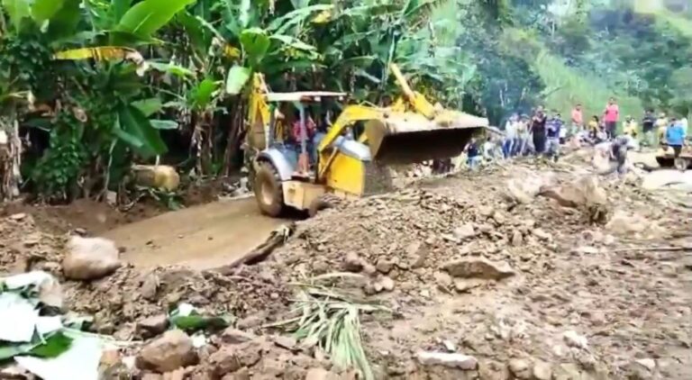 Llega maquinaria para despejar vías hacia la aldea El Tesoro