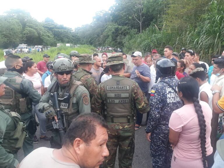 Habitantes de Mata de Curo trancaron el paso en protesta por la poca reacción del Gobierno frente a las lluvias