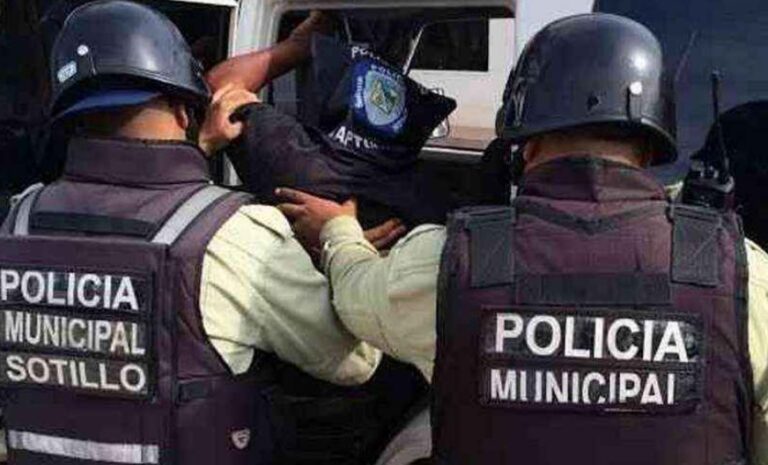 Cuatro heridos, entre ellos dos policías, tras venta fallida en Marketplace