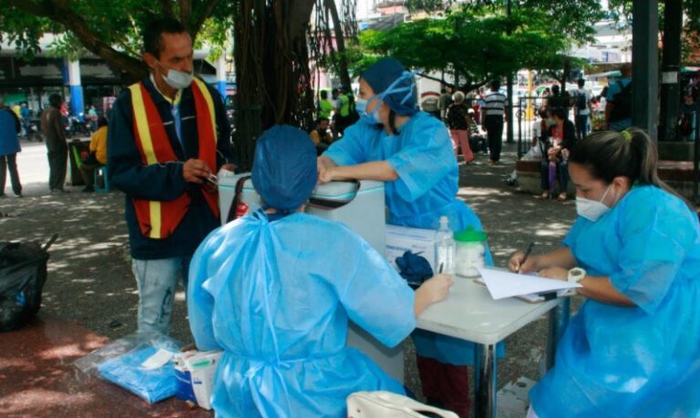 Vacunan contra el covid-19 en plaza Bolívar de San Cristóbal