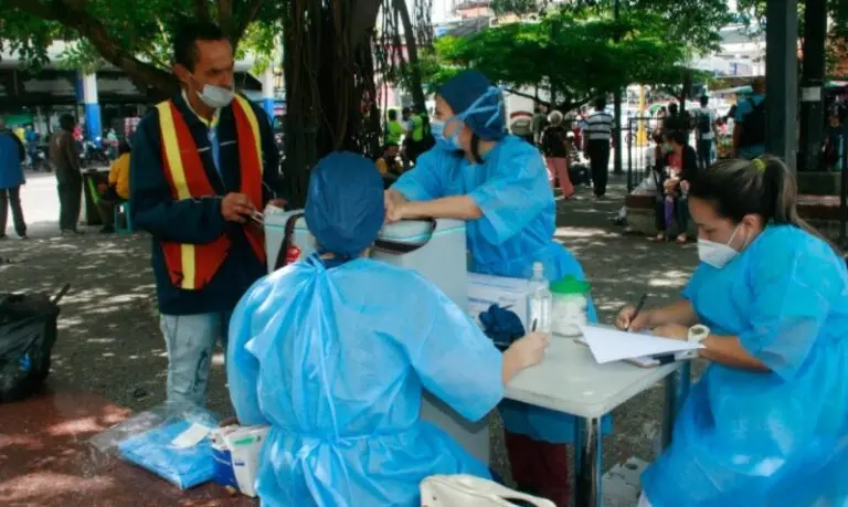 Vacunan contra el covid-19 en plaza Bolívar de San Cristóbal