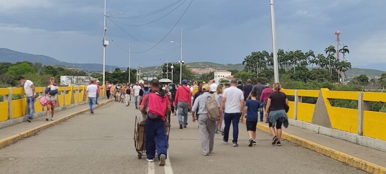 Gran presencia de ciudadanos sobre el puente Simón Bolívar tras eliminación del ‘pico y cédula’