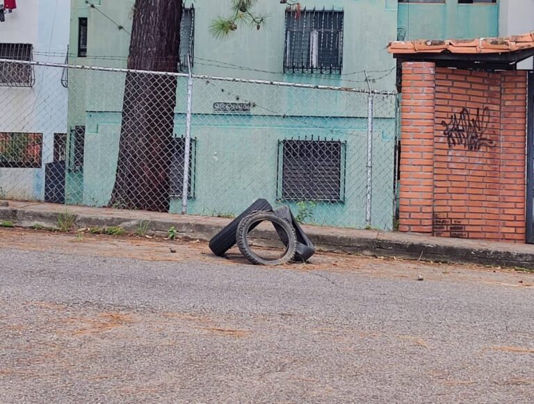 Peligro en calle Los Criollitos: una boca de visita sin tapa