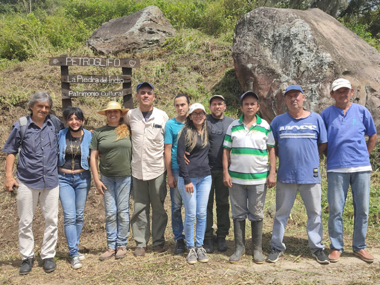 Arqueología de rescate para limpiar petroglifo vandalizado en Lobatera