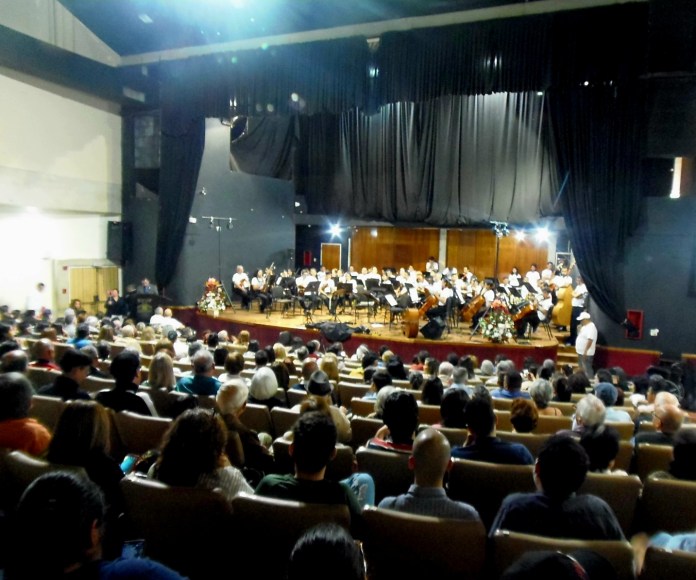 El público rebasó los espacios del teatro