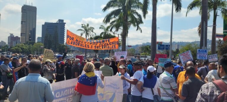 Docentes volvieron a las calles para exigir un salario digno