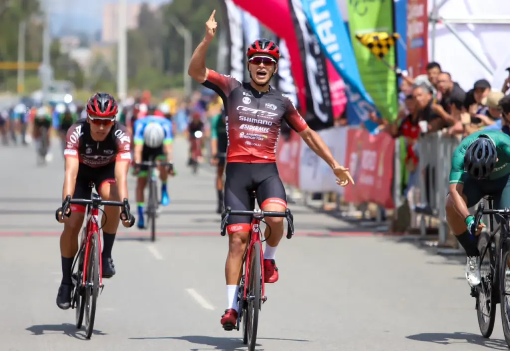 Foto/ Prensa- GW Shimano-Sidermec- Jonatan Guatibonza, cruza victorioso la meta en Rionegro.
