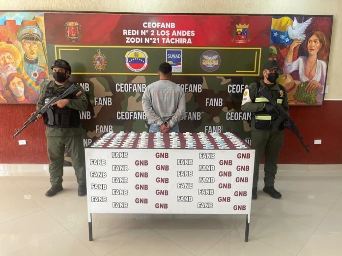 Detienen hombre en Peracal con 90 dediles en su estómago