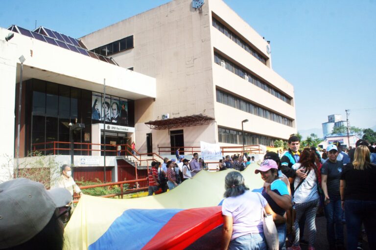 Magisterio cumple 15 meses sin respuesta del Gobierno