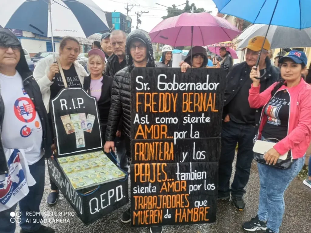 Docentes simbolizaron el funeral del salario