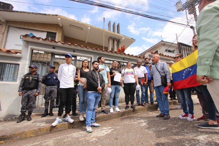 Líderes de la juventud y docentes marcharon hasta el CNE en San Cristóbal (Foto: Johnny Parra)