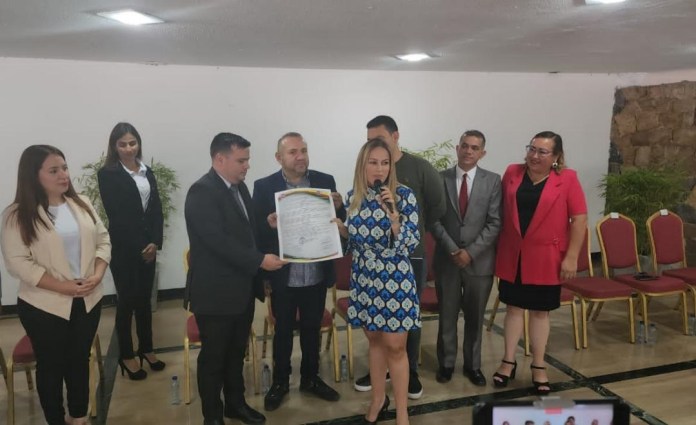 Karem Durán fue nombrada “Hija Adoptiva del Municipio San Cristóbal”. (Foto: Cortesía)