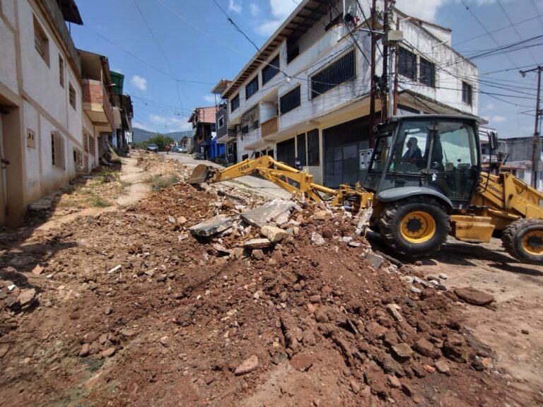 Avanzan trabajos al final de calle 14 en Táriba