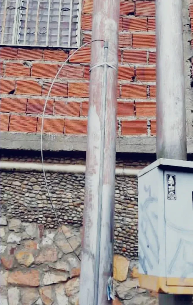 Así quedó el cable que intentaron robar.