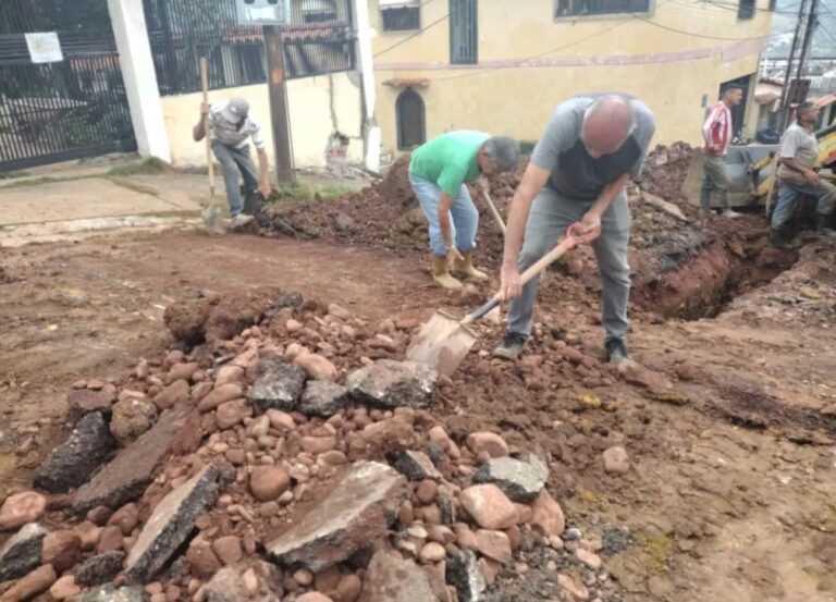 Sustituyen en calle 14 de Táriba tuberías de aguas servidas